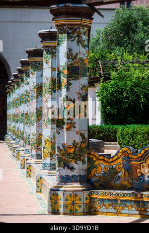 Naples, Italie. Le couvent de Santa Chiara et le cloître. Banque D'Images