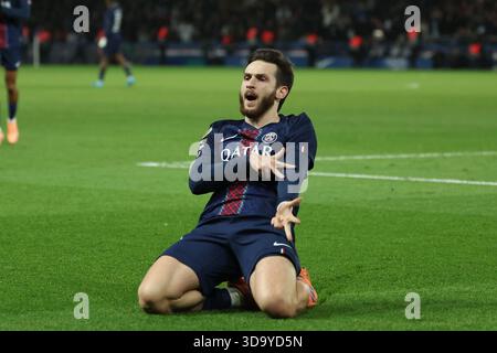 Paris, Frankreich. 06th Dec, 2025. FBL-FRA-LIGUE1-Paris Saint Germain - stade Rennes Khvicha Kvaratskhelia (Paris Saint-Germain) Célébrez le but lors du match de football français L1 entre le Paris Saint-Germain (PSG) et le stade rennais au Parc des Princes Paris, France, le 06 décembre 2025. (Photo de HMB Media/ Joaquim Ferreira/Sipa USA) crédit : Sipa USA/Alamy Live News Banque D'Images