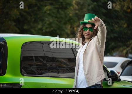 Homme portant des lunettes de trèfle Shamrock et vert chapeau de Patrick à la rue de la ville. Banque D'Images