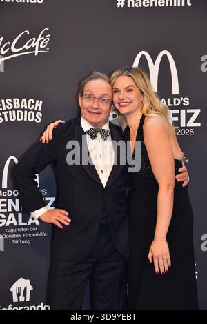 Wigald Boning mit Ehefrau Teresa / McDonalds Benefiz Gala / McDonalds Kinderhilfe Stiftung / Eisbach Studios / München / 06. Décembre 2025 *** Wigald Boning avec sa femme Teresa McDonalds Benefit Gala McDonalds Childrens Aid Foundation Eisbach Studios Munich 06 décembre 2025 Banque D'Images