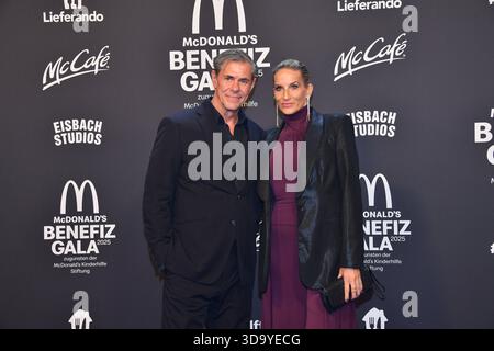 Sven Martinek mit Partnerin Bianca Rütter / McDonalds Benefiz Gala / McDonalds Kinderhilfe Stiftung / Eisbach Studios / München / 06. Décembre 2025 *** Sven Martinek avec son partenaire Bianca Rütter McDonalds Benefit Gala McDonalds Childrens Aid Foundation Eisbach Studios Munich 06 décembre 2025 Banque D'Images