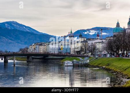 Vue panoramique sur la vieille ville historique de Salzbourg le long de la rivière Salzach en hiver Banque D'Images