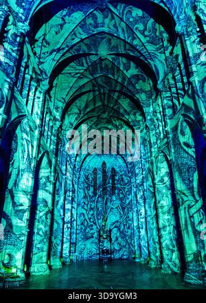 Les anges arrivent ! Un spectacle de lumière de Luxmuralis à la cathédrale de Southwark, Londres, Royaume-Uni Banque D'Images