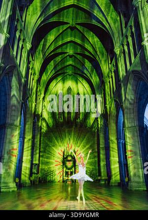 Les anges arrivent ! Un spectacle de lumière de Luxmuralis à la cathédrale de Southwark, Londres, Royaume-Uni Banque D'Images