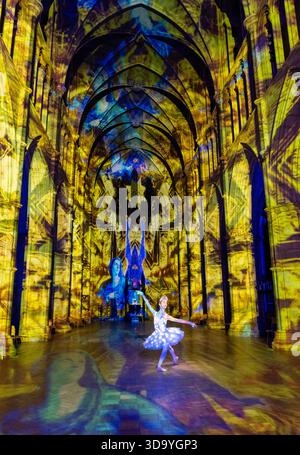 Les anges arrivent ! Un spectacle de lumière de Luxmuralis à la cathédrale de Southwark, Londres, Royaume-Uni Banque D'Images