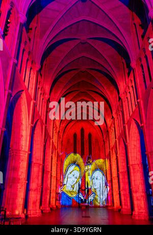 Les anges arrivent ! Un spectacle de lumière de Luxmuralis à la cathédrale de Southwark, Londres, Royaume-Uni Banque D'Images