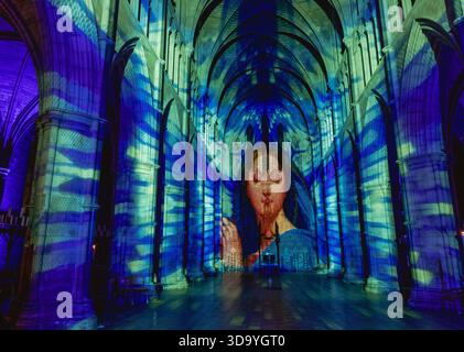 Les anges arrivent ! Un spectacle de lumière de Luxmuralis à la cathédrale de Southwark, Londres, Royaume-Uni Banque D'Images