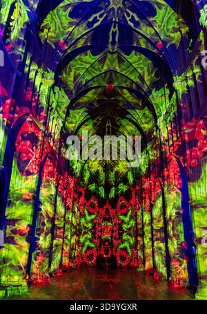 Les anges arrivent ! Un spectacle de lumière de Luxmuralis à la cathédrale de Southwark, Londres, Royaume-Uni Banque D'Images