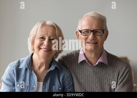 Portrait de tête conjoints matures regardant la caméra avec des sourires heureux Banque D'Images