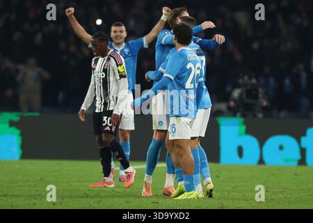 Naples, Italie. 07 décembre 2025. Les joueurs de la SSC Napoli célèbrent à la fin de la Serie A 2025/2026 le match de football entre la SSC Napoli et la Juventus FC au stade Diego Armando Maradona à Naples (Italie), le 07 décembre 2025. Crédit : Insidefoto/Alamy Live News Banque D'Images