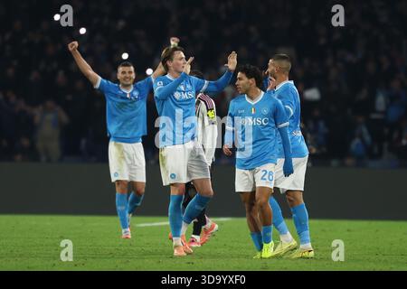 Naples, Italie. 07 décembre 2025. Les joueurs de la SSC Napoli célèbrent à la fin de la Serie A 2025/2026 le match de football entre la SSC Napoli et la Juventus FC au stade Diego Armando Maradona à Naples (Italie), le 07 décembre 2025. Crédit : Insidefoto/Alamy Live News Banque D'Images