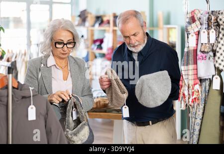 Couple de personnes âgées portant des chapeaux d'hiver Banque D'Images