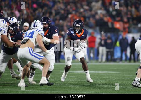 Charlotte, États-Unis d'Amérique. 06th Dec, 2025. Virginia cavaliers Running Back J'mari Taylor (3) court avec le ballon au Bank of America Stadium à Charlotte, Caroline du Nord le 6 décembre 2025. (Photo de Jonathan Huff/Sipa USA) crédit : Sipa USA/Alamy Live News Banque D'Images