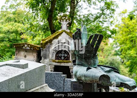 Buste en bronze pittoresque parmi les tombes monumentales du cimetière du Père Lachaise, le plus grand cimetière de Paris, France, où sont enterrés des artistes célèbres. Banque D'Images