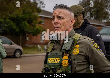 Nouvelle-Orléans, Louisiane, États-Unis. 5 décembre 2025. Gregory Bovino, l'agent de patrouille en chef de la patrouille frontalière américaine, dirige une opération d'exécution de la loi sur l'immigration. Les agents fédéraux participant à 'Catahoula Crunch' patrouillent à travers les quartiers de la Nouvelle-Orléans et les banlieues environnantes à la recherche d'immigrants sans papiers. (Crédit image : © Michael Nigro/Pacific Press via ZUMA Press Wire) USAGE ÉDITORIAL SEULEMENT ! Non destiné à UN USAGE commercial ! Banque D'Images