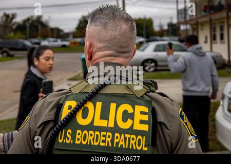 Nouvelle-Orléans, Louisiane, États-Unis. 5 décembre 2025. L'agent de patrouille en chef Gregory Bovino de la patrouille frontalière dirige une opération d'exécution de la loi sur l'immigration. Les agents fédéraux participant à 'Catahoula Crunch' patrouillent à travers les quartiers de la Nouvelle-Orléans et les banlieues environnantes à la recherche d'immigrants sans papiers. (Crédit image : © Michael Nigro/Pacific Press via ZUMA Press Wire) USAGE ÉDITORIAL SEULEMENT ! Non destiné à UN USAGE commercial ! Banque D'Images
