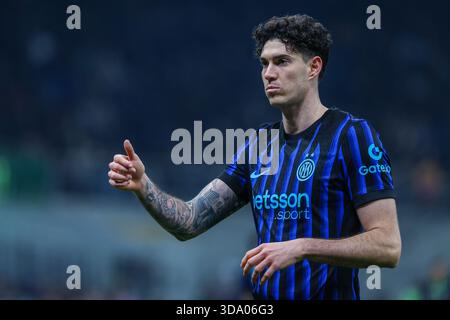 Milan, Italie. 06th Dec, 2025. Alessandro Bastoni du FC Internazionale gestes pendant la Serie A 2025/26 match de football entre le FC Internazionale et le Como 1907 au stade San Siro de Milan FC Internazionale 4-0 Como 1907 crédit : SOPA images Limited/Alamy Live News Banque D'Images