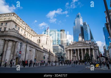 Vue sur la Banque d'Angleterre et Royal Exchange avec les gratte-ciels modernes de la ville de Londres qui s'élèvent derrière, capturant l'architecture historique et contemporaine Banque D'Images