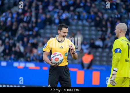 Berlin, Deutschland. 07 décembre 2025. GER, Berlin, football, Hertha BSC vs. 1. FC Magdeburg, DFB, 2e Bundesliga, saison 2025/2026, F.l.t.r. : Konrad Oldhafer arbitre, DFB/DFL RÈGLEMENT INTERDIT TOUTE UTILISATION DE PHOTOGRAPHIES COMME SÉQUENCES D'IMAGES ET/OU QUASI-VIDÉO, 7 décembre 2025, (photo de HMB Media/Uwe Koch/Sipa USA) crédit : Sipa USA/Alamy Live News Banque D'Images