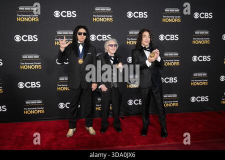 GENE Simmons, Peter Criss et Paul Stanley assistent à un événement tapis rouge pour le 48E Kennedy Center Honors Red Carpet au Kennedy Center à Washington, DC, le dimanche 7 décembre 2025. (Photo de Mattie Neretin/Sipa USA) Banque D'Images