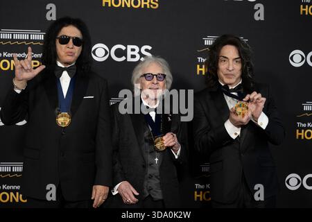 GENE Simmons, Peter Criss et Paul Stanley assistent à un événement tapis rouge pour le 48E Kennedy Center Honors Red Carpet au Kennedy Center à Washington, DC, le dimanche 7 décembre 2025. (Photo de Mattie Neretin/Sipa USA) Banque D'Images