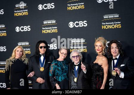 Washington, États-Unis. 07 décembre 2025. Shannon Tweed-Simmons, Gene Simmons, Gigi Criss, Peter Criss, Erin Sutton Stanley, Paul Stanley arrive sur le tapis rouge pour la 48e édition annuelle des Kennedy Center Honors au Kennedy Center de Washington DC le dimanche 7 décembre 2025. Le président Donald Trump accueillera cette année l'événement qui rend hommage à l'auteur-compositeur George Strait, aux acteurs Michael Crawford et Sylvester Stallone, à la chanteuse Gloria Gaynor et au groupe de rock Kiss. Photo de Bonnie Cash/UPI crédit : UPI/Alamy Live News Banque D'Images