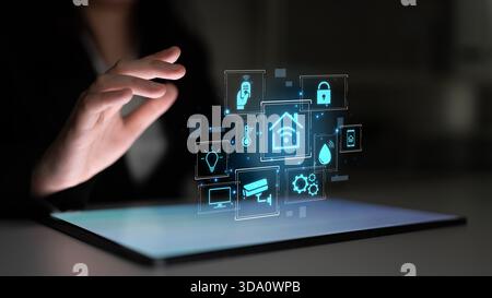 Concept de maison intelligente et Internet des objets (IoT). Un système central contrôle les fonctions domotiques telles que la sécurité, l'éclairage et la climatisation pour Banque D'Images