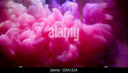 Fumez de l'eau. Vapeur de nuage. Défocalisé rose violet couleur arc-en-ciel scintillant liquide tourbillonnant scintillant flottant sur fond d'art acrylique abstrait. Banque D'Images