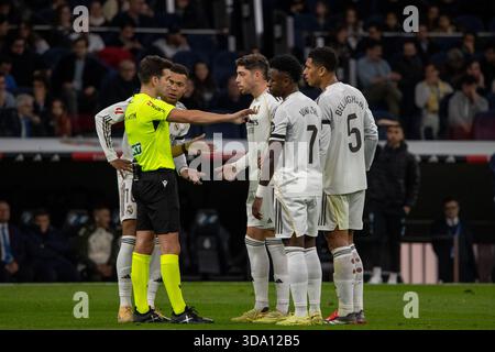 Madrid, Espagne. 07 décembre 2025. Plusieurs joueurs du Real Madrid se disputent avec l'arbitre lors du match EA SPORTS la Liga 2025-2026 entre le Real Madrid et le Celta Vigo, joué au stade Santiago Bernabeu. Score final : Real Madrid 0-2 Celta Vigo. Crédit : SOPA images Limited/Alamy Live News Banque D'Images