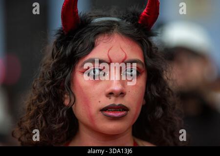 Antigua Guatemala, Guatemala. 08 décembre 2025. Une femme habillée comme un diable vu lors de l'incendie du diable à la veille de la célébration de la Vierge de l'Immaculée conception, festivités qui marquent le début de Noël au Guatemala. (Photo de Luis Soto/SOPA images/SIPA USA) crédit : SIPA USA/Alamy Live News Banque D'Images