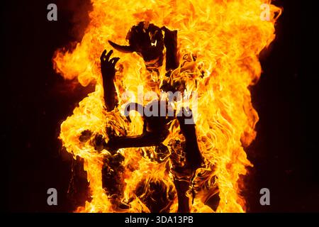 Antigua Guatemala, Guatemala. 08 décembre 2025. Le feu consomme la figure de papier connue sous le nom de « trois diables sages » lors de l'incendie du diable à la veille de la célébration de la Vierge de l'Immaculée conception, festivités qui marquent le début de Noël au Guatemala. Crédit : SOPA images Limited/Alamy Live News Banque D'Images