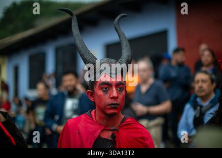 Antigua Guatemala, Guatemala. 08 décembre 2025. Un homme habillé comme un diable vu lors de l'incendie du diable à la veille de la célébration de la Vierge de l'Immaculée conception, festivités qui marquent le début de Noël au Guatemala. Crédit : SOPA images Limited/Alamy Live News Banque D'Images
