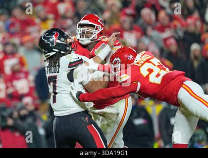 Kansas City, États-Unis. 07 décembre 2025. Chris Jones (95) et Chamarri Conner (27), le défenseur des Chiefs de Kansas City, font pression sur le quarterback des Texans de Houston, C.J. Stroud (7), au stade Arrowhead de Kansas City, Missouri, le dimanche 7 décembre 2025. Photo de Jon Robichaud/UPI crédit : UPI/Alamy Live News Banque D'Images