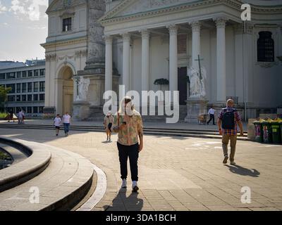Vienne, Autriche - 26 août 2022 : les gens se tiennent devant la Karlskirche pendant une journée d'été ensoleillée Banque D'Images
