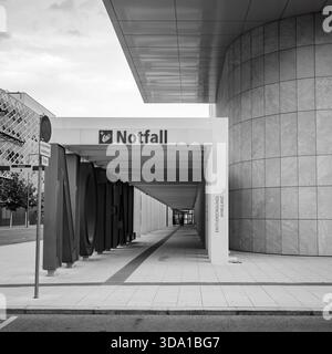 Vienne, Autriche - 1er août 2024 : entrée d'urgence de l'hôpital Floridsdorf capturée à la lumière monochrome du jour d'été Banque D'Images