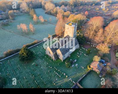 Vue aérienne de l'église paroissiale St John the Baptist à Kirdford West Sussex. L'église du 12ème siècle est un bâtiment classé de grade 1 Banque D'Images