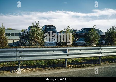 VO, italie 28 octobre 2025 : vieilles voitures empilées dans un chantier, en attente de démontage ou de recyclage. Concept de déchets automobiles, industrie de récupération et envir Banque D'Images
