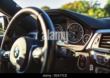VO, italie 28 octobre 2025 : intérieur bmw offrant une vue du tableau de bord, du compteur de vitesse et du volant, représentant les transports modernes et Banque D'Images