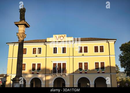 VO, italie 28 octobre 2025 : Hôtel de ville de vo' dans le nord de l'italie, avec une statue historique et des drapeaux italiens, représentant le gouvernement local et EUROPEA Banque D'Images