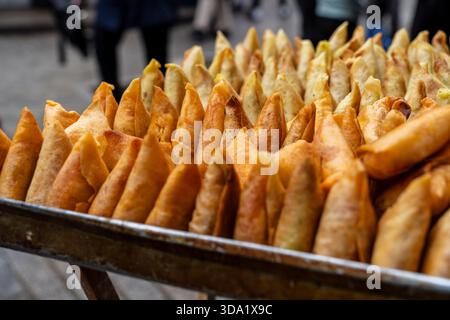 Briwat fromage et légumes, marché souk, Tanger, Maroc, Afrique du Nord Banque D'Images
