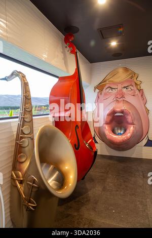 Une toilette qui ressemble à une caricature de Donald Trump est en fait Hugh Jass de Tarras, Highlands Motorsport Park, Cromwell, Nouvelle-Zélande Banque D'Images