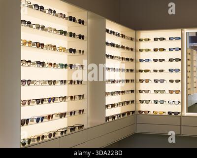 Les lunettes de soleil s'affichent dans un magasin moderne présentant différents styles Banque D'Images