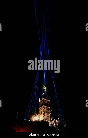 Marseille, France. 07 décembre 2025. Un spectacle son et lumière mis en scène par DJ Michaël Canitrot lors de l’inauguration de la statue rénovée et refaite de la basilique notre-Dame de la Garde (communément appelée la bonne mère) à Marseille, France, le 7 décembre 2025. Photo de Laurent Coust/ABACAPRESS.COM crédit : Abaca Press/Alamy Live News Banque D'Images