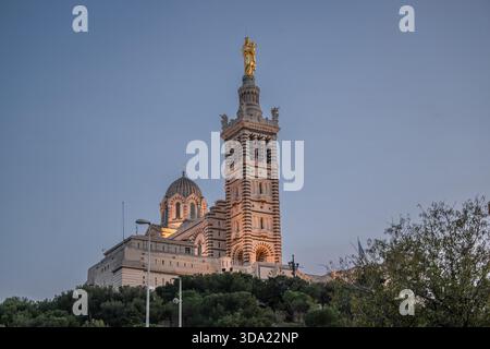 Marseille, France. 07 décembre 2025. La statue rénovée et recouverte de la basilique notre-Dame de la Garde (communément appelée la bonne mère) à Marseille, France, le 7 décembre 2025. Photo de Laurent Coust/ABACAPRESS.COM crédit : Abaca Press/Alamy Live News Banque D'Images
