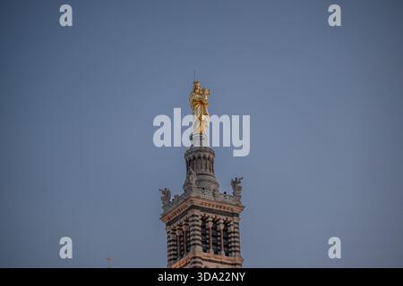 Marseille, France. 07 décembre 2025. La statue rénovée et recouverte de la basilique notre-Dame de la Garde (communément appelée la bonne mère) à Marseille, France, le 7 décembre 2025. Photo de Laurent Coust/ABACAPRESS.COM crédit : Abaca Press/Alamy Live News Banque D'Images