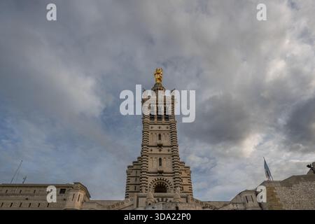 Marseille, France. 07 décembre 2025. La statue rénovée et recouverte de la basilique notre-Dame de la Garde (communément appelée la bonne mère) à Marseille, France, le 7 décembre 2025. Photo de Laurent Coust/ABACAPRESS.COM crédit : Abaca Press/Alamy Live News Banque D'Images