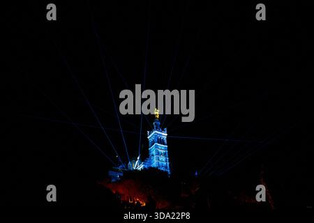 Marseille, France. 07 décembre 2025. Un spectacle son et lumière mis en scène par DJ Michaël Canitrot lors de l’inauguration de la statue rénovée et refaite de la basilique notre-Dame de la Garde (communément appelée la bonne mère) à Marseille, France, le 7 décembre 2025. Photo de Laurent Coust/ABACAPRESS.COM crédit : Abaca Press/Alamy Live News Banque D'Images
