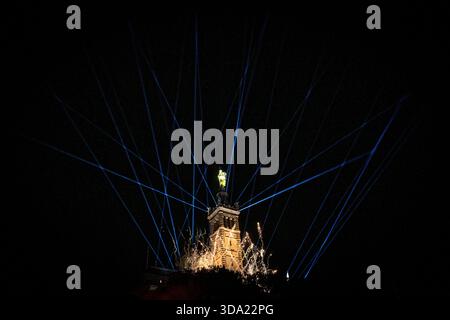 Marseille, France. 07 décembre 2025. Un spectacle son et lumière mis en scène par DJ Michaël Canitrot lors de l’inauguration de la statue rénovée et refaite de la basilique notre-Dame de la Garde (communément appelée la bonne mère) à Marseille, France, le 7 décembre 2025. Photo de Laurent Coust/ABACAPRESS.COM crédit : Abaca Press/Alamy Live News Banque D'Images
