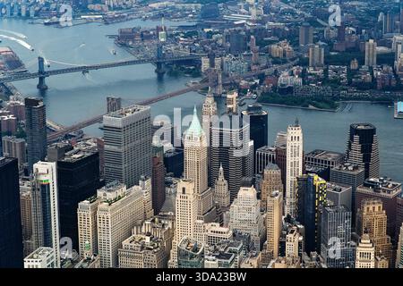 Vue aérienne Lower Manhattan Skyline et East River Bridges à New York Banque D'Images