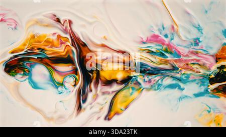 Couleurs liquides abstraites vibrantes se mélangeant et tourbillonnant sous forme organique Banque D'Images